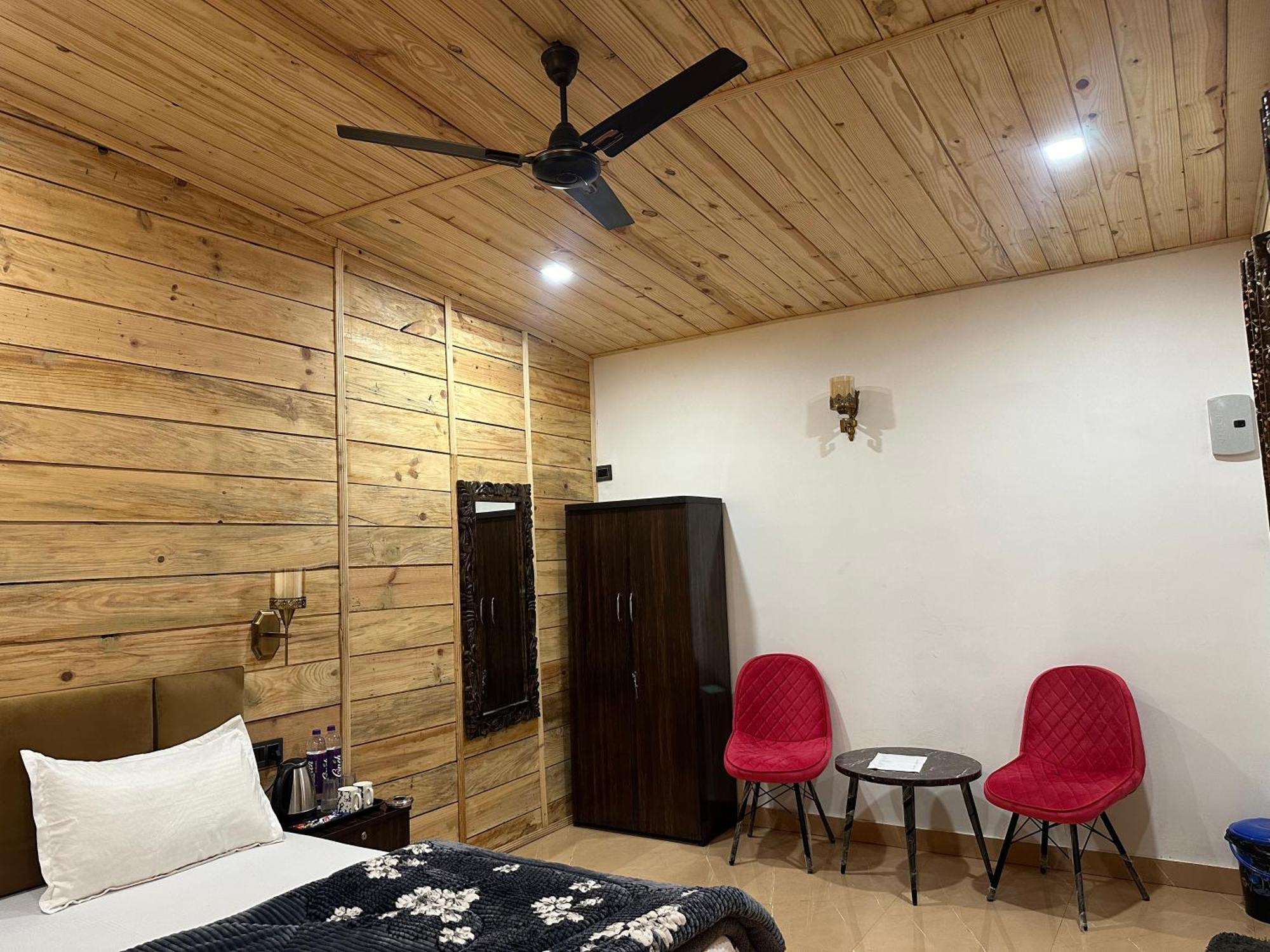 Cabana Riverside Resort - Kainchi Dham Nainital Bagian luar foto